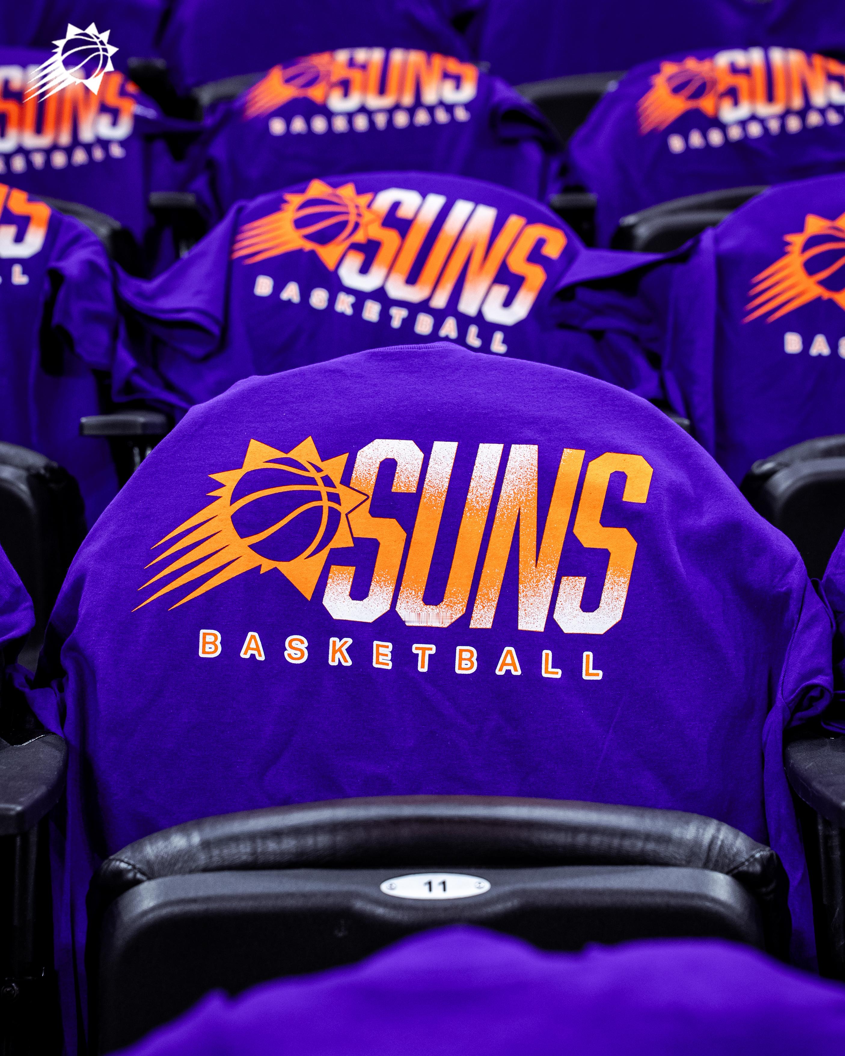 所有座位都已铺上紫色的应援T恤💜 开拓者vs太阳 ｜菲尼克斯太阳 ｜ 