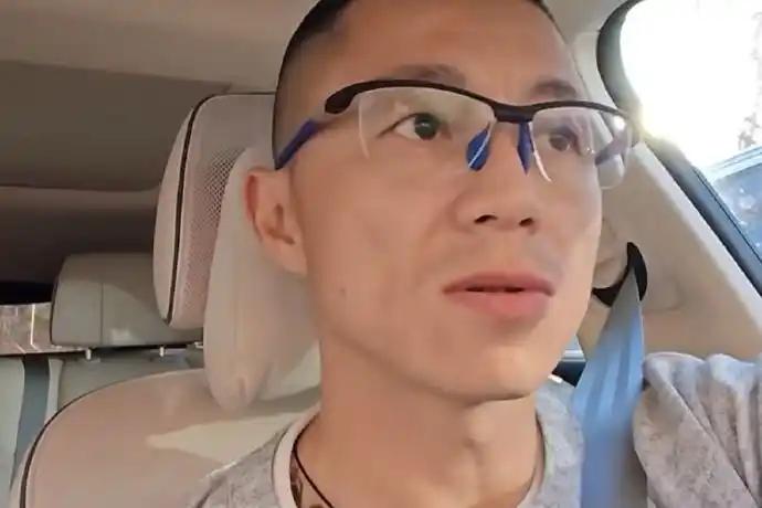 陈震偷税事件对公众信任的冲击，本质是“言行一致”与“责任担当”两大信任基石的坍塌