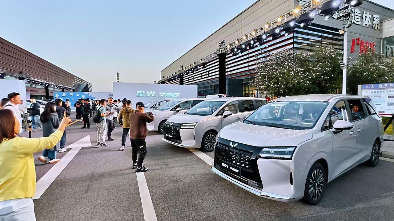 “人民的MPV ”——五菱星光730正式发布了，指导价7.30-10.98万，奶