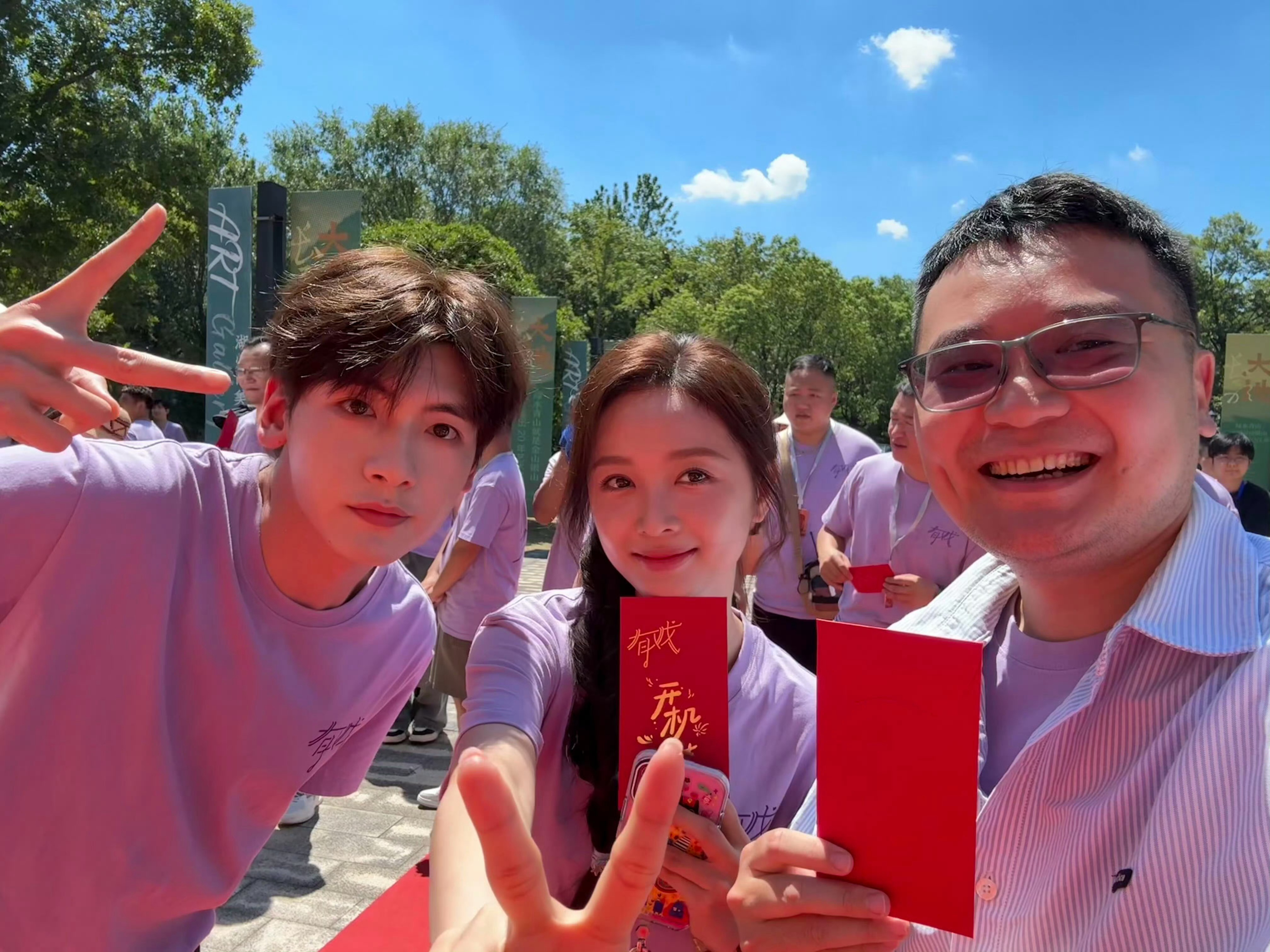 吴宣仪翟潇闻有戏开机合照有戏开机 ​​​