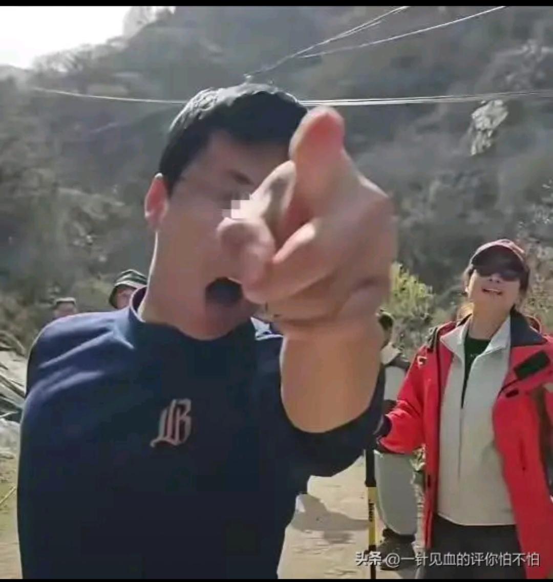 秦岭乱丢垃圾还嚣张，
两人道歉尽显狼狈！
 此前在秦岭乱丢垃圾，还嚣张挑衅劝阻志