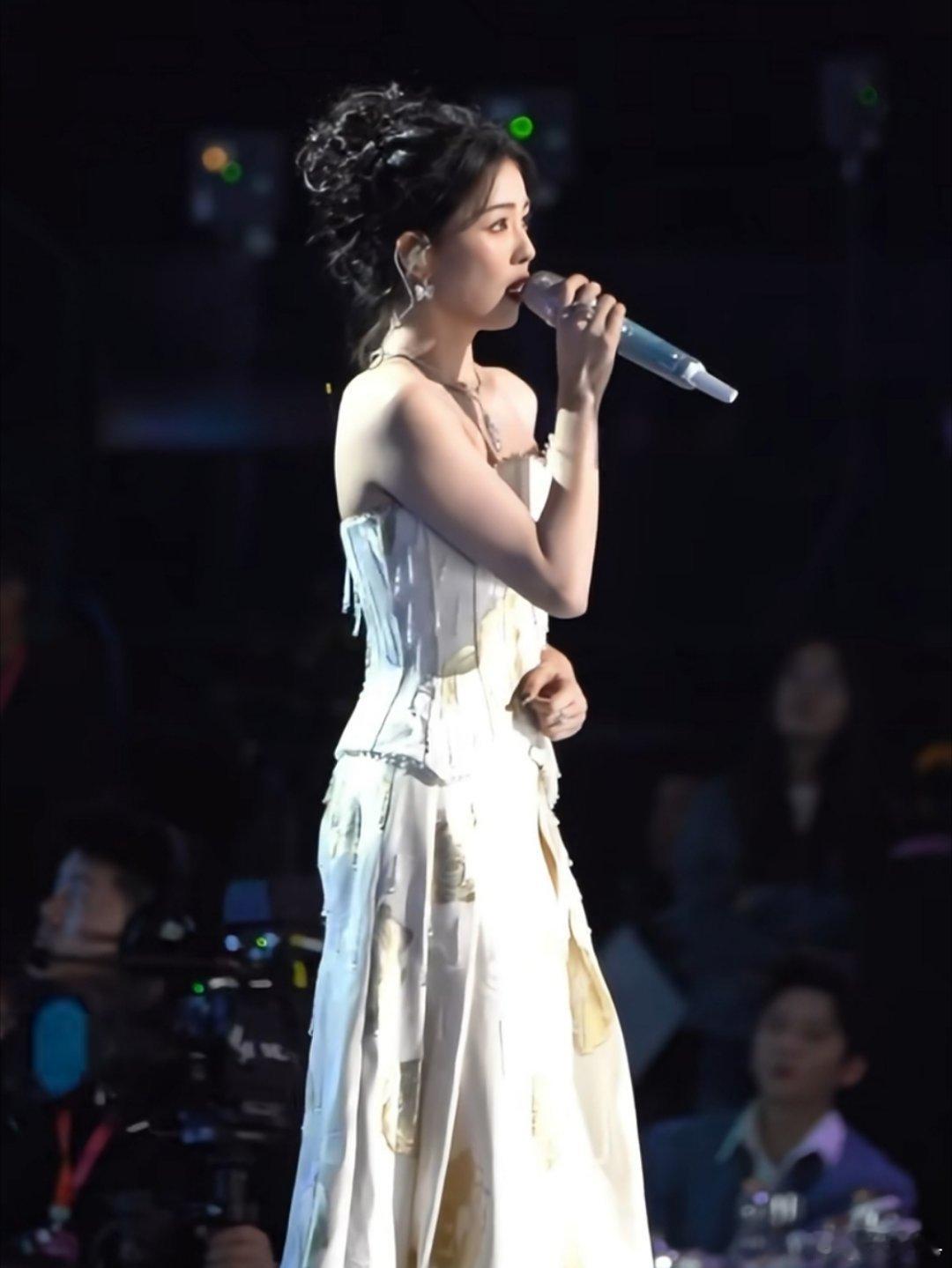 白鹿演唱会过审 这种说是演唱会，其实更多的还是一种对于粉丝的见面和把大家聚在一起