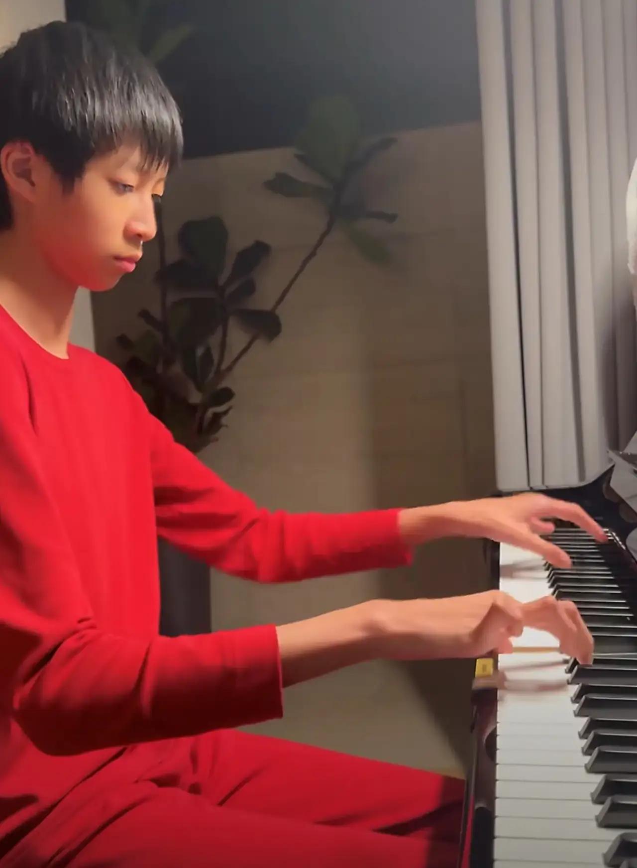 看完姚晨儿子弹琴，普通爸妈也有底气！
 
3月13日姚晨晒12岁儿子小土豆弹钢琴