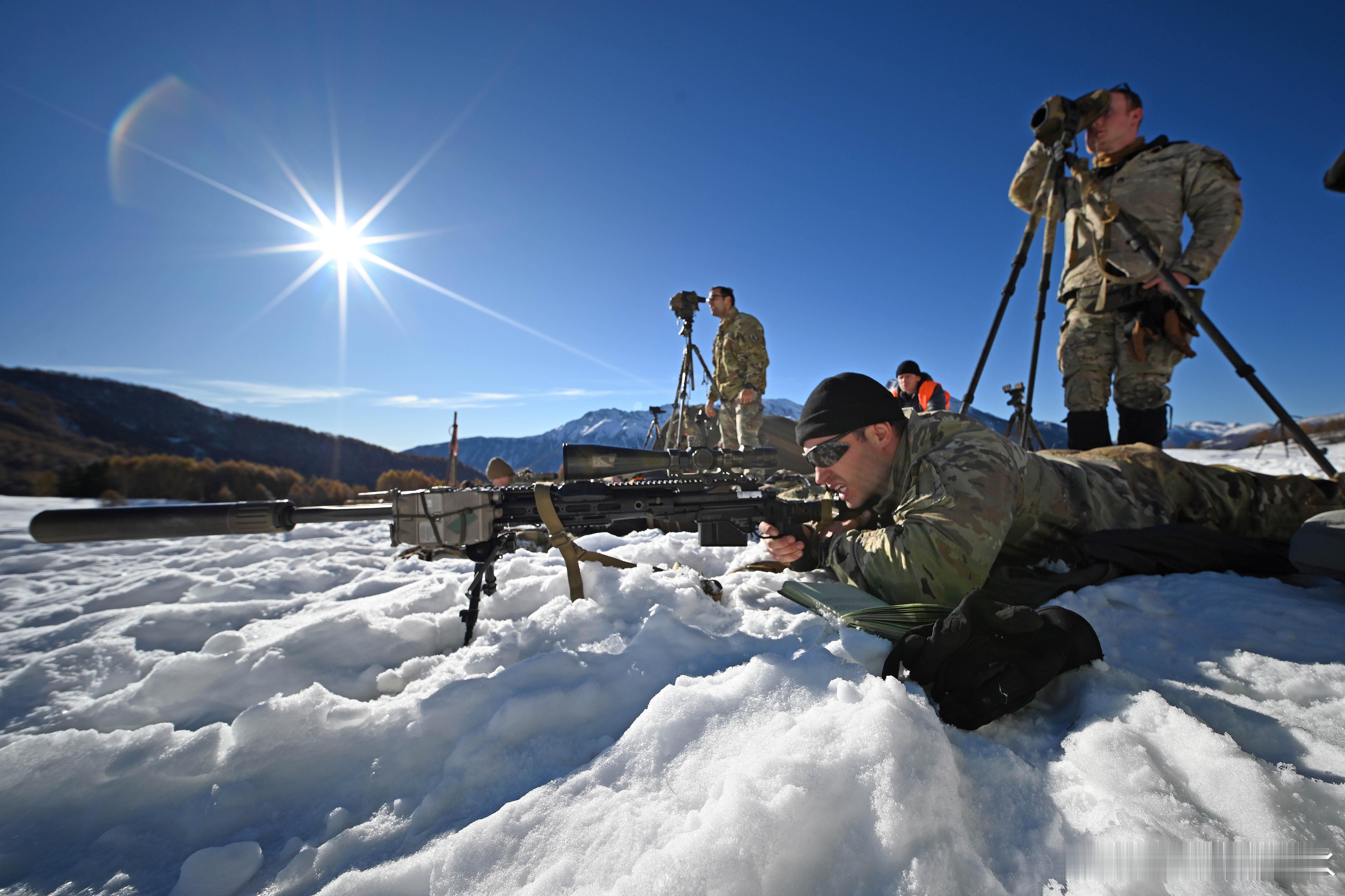 【 兵器欣赏 ： 武器装备    冰天雪地中狙击手使用M110狙击步枪进行训练】