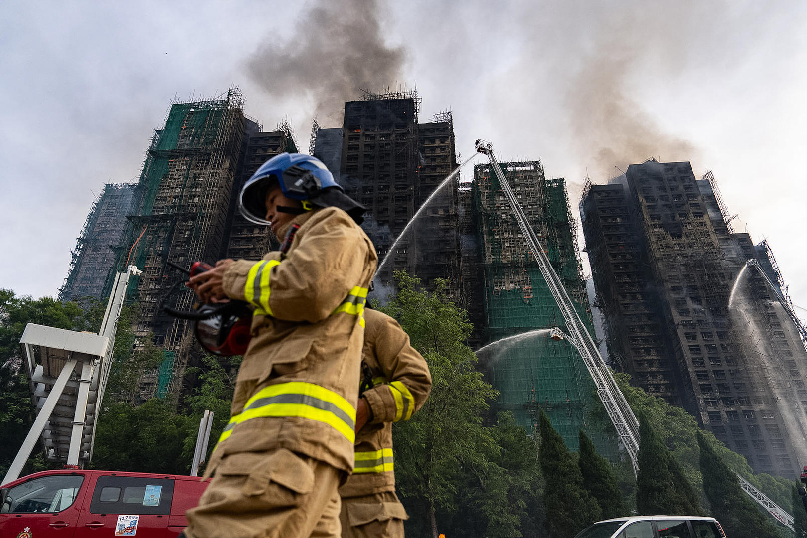 香港住宅楼大火引发竹棚架使用质疑,香港建造业总工会理事长:有三大原因