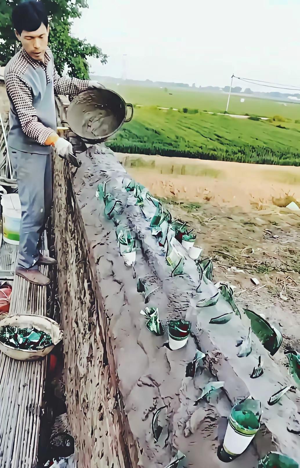 为什么都这个年代了还有人用这种方法防盗？
从四周的环境来看，这一家应该住的比较偏