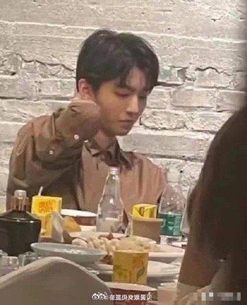 网友偶遇王俊凯吃饭，来看看这个素颜水平如何？ 