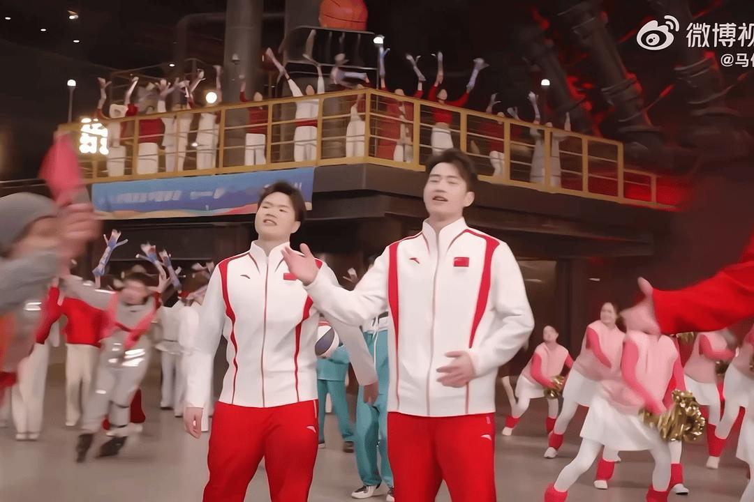 这个铿儿偷偷学动作[可怜] 