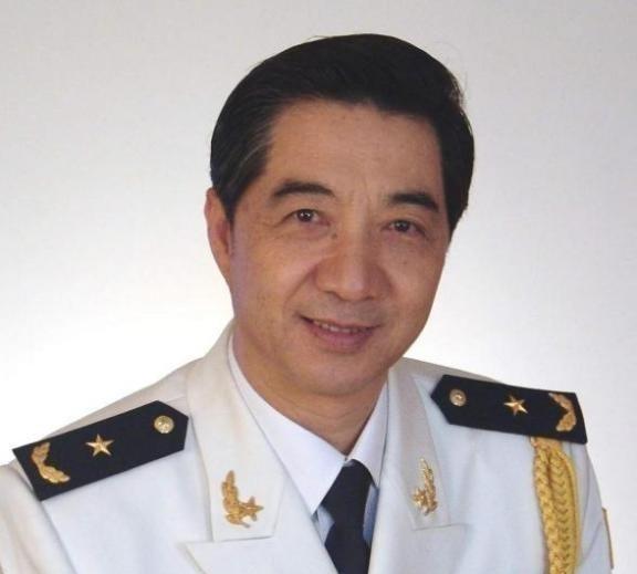 特朗普第一次当选总统的时候，局座张召忠曾经风趣的说：如果他连任两届的话，他一定能