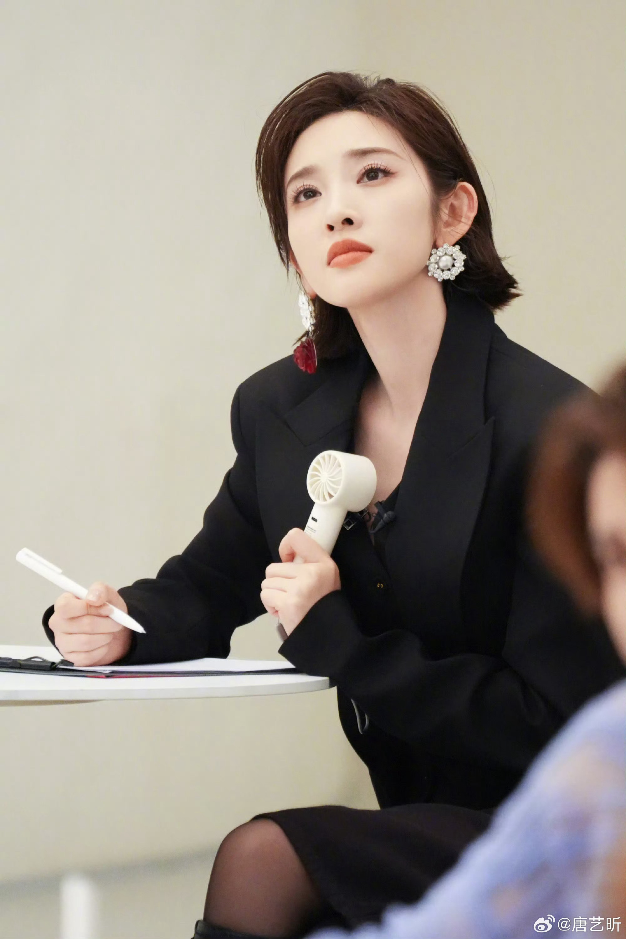 把唐艺昕乌兰图雅放一起的人是天才唐艺昕乌兰图雅好好笑 神级搭配意外出圈，气质画风