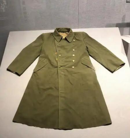 1939年，八路军营长缴获一件日军大衣，觉得材质不错，便送给杨成武。谁料杨成武接