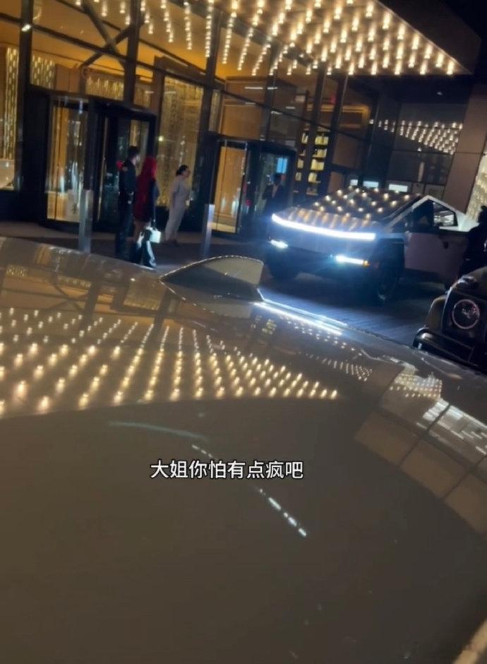 #CardiB纽约街头见义勇为# Cardi B真的就是路见不平一声吼，该出手时