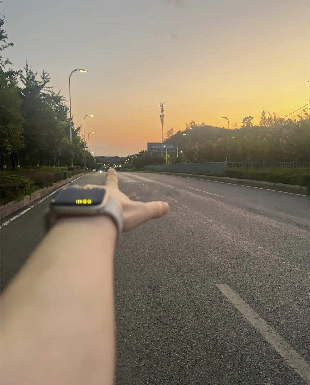 苏格拉底说：“有人诋毁你一句，你失眠两晚，他就伤害了你两晚；你若耿耿于怀一年，他