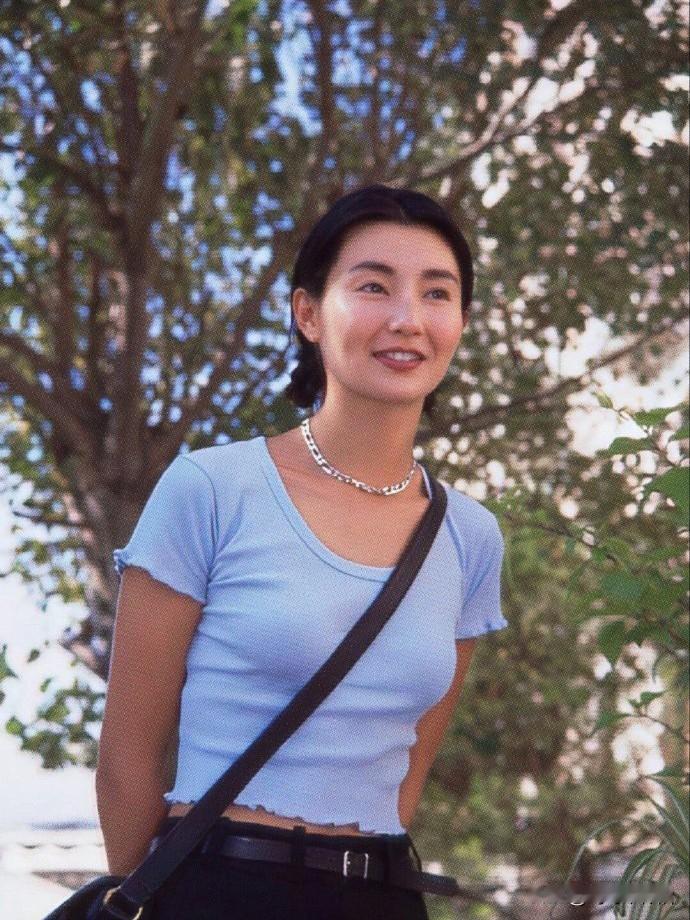 🌠张曼玉简约穿搭放到今天依旧时髦💃一组张曼玉户外旧照，瞬间明白什么叫做不靠大