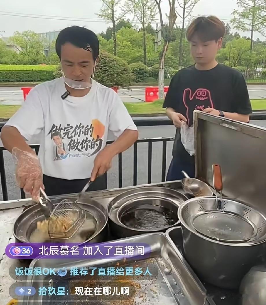 鸡排哥李俊永热潮退去后又重新回到景德镇五中门口摆摊，和以前一样，鸡排还是原价，给