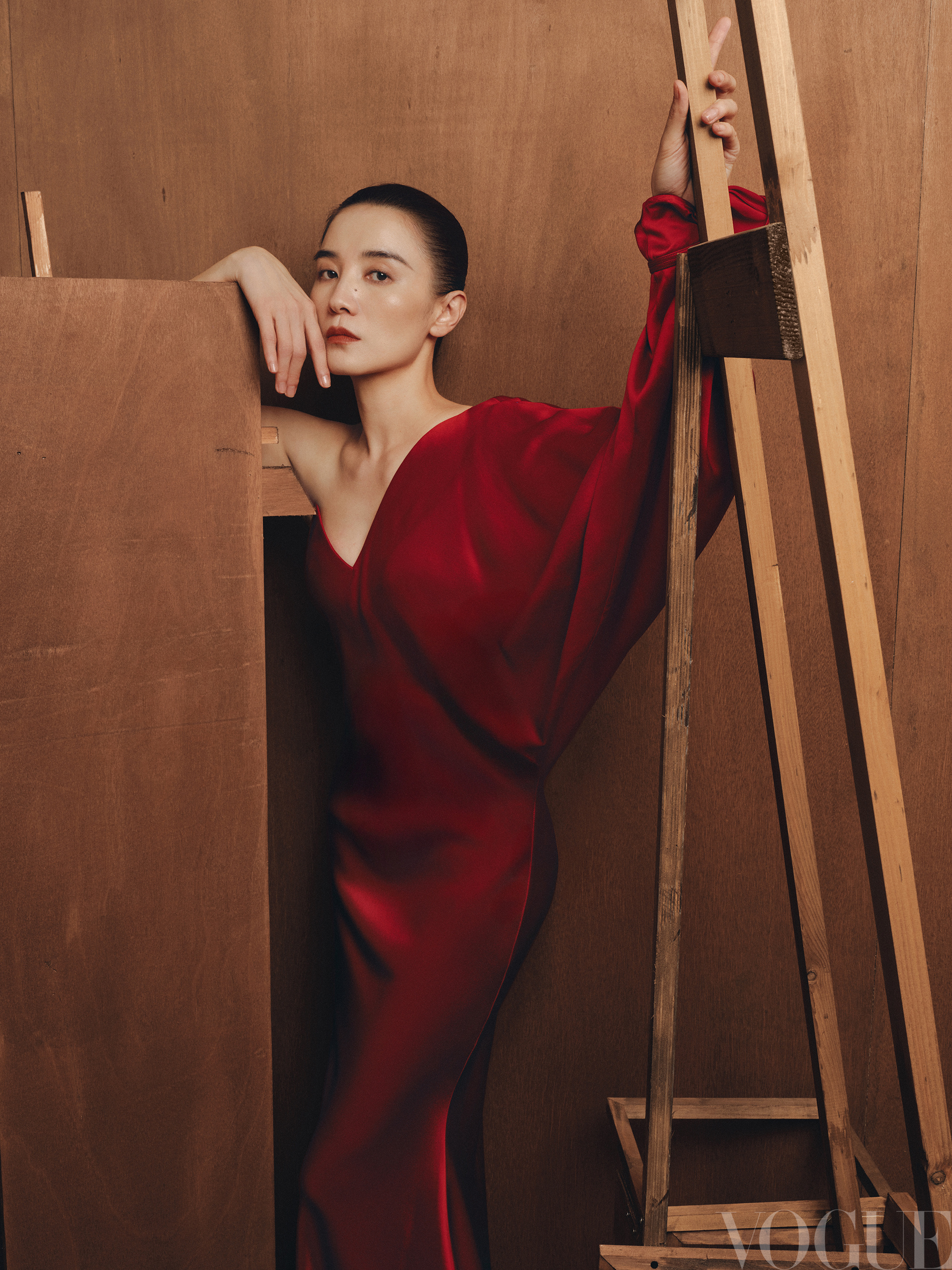 宋佳vogue封面气场 宋佳用一抹中国红染透时尚界！《VOGUE》封面上的她如涅