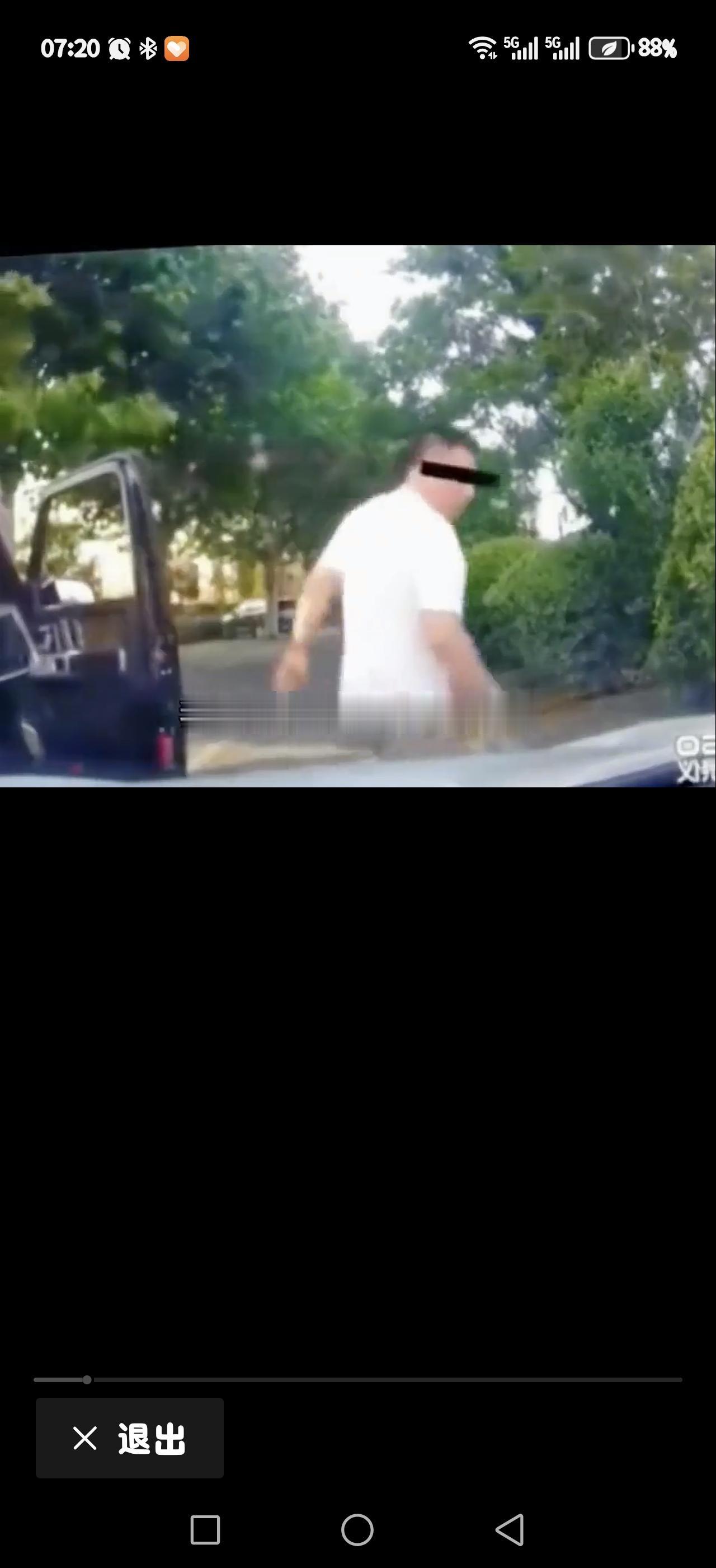 这张截图来自一段行车记录仪视频，是2025年引发热议的奔驰G63车主路怒事件。