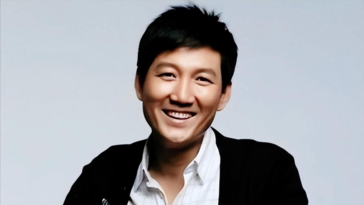 【演员李崇霄去世不到1年，女儿一人撑起全家，遗孀的坚持让人泪目】
他是一个不靠绯