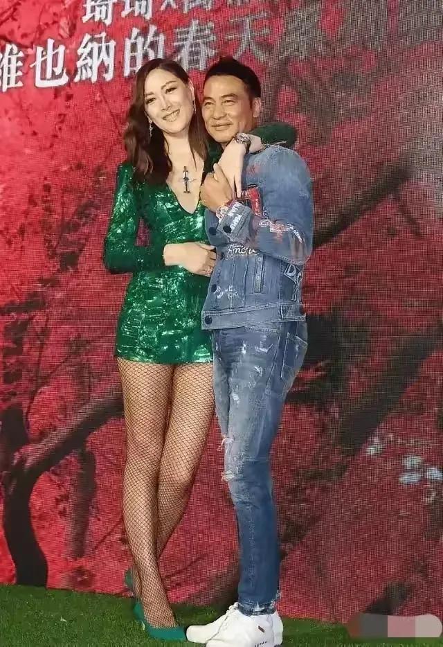 任达华和妻子在一起的情形，我们佩服任达华老师，事业爱情双丰收，夫妻二人恩爱有加，
