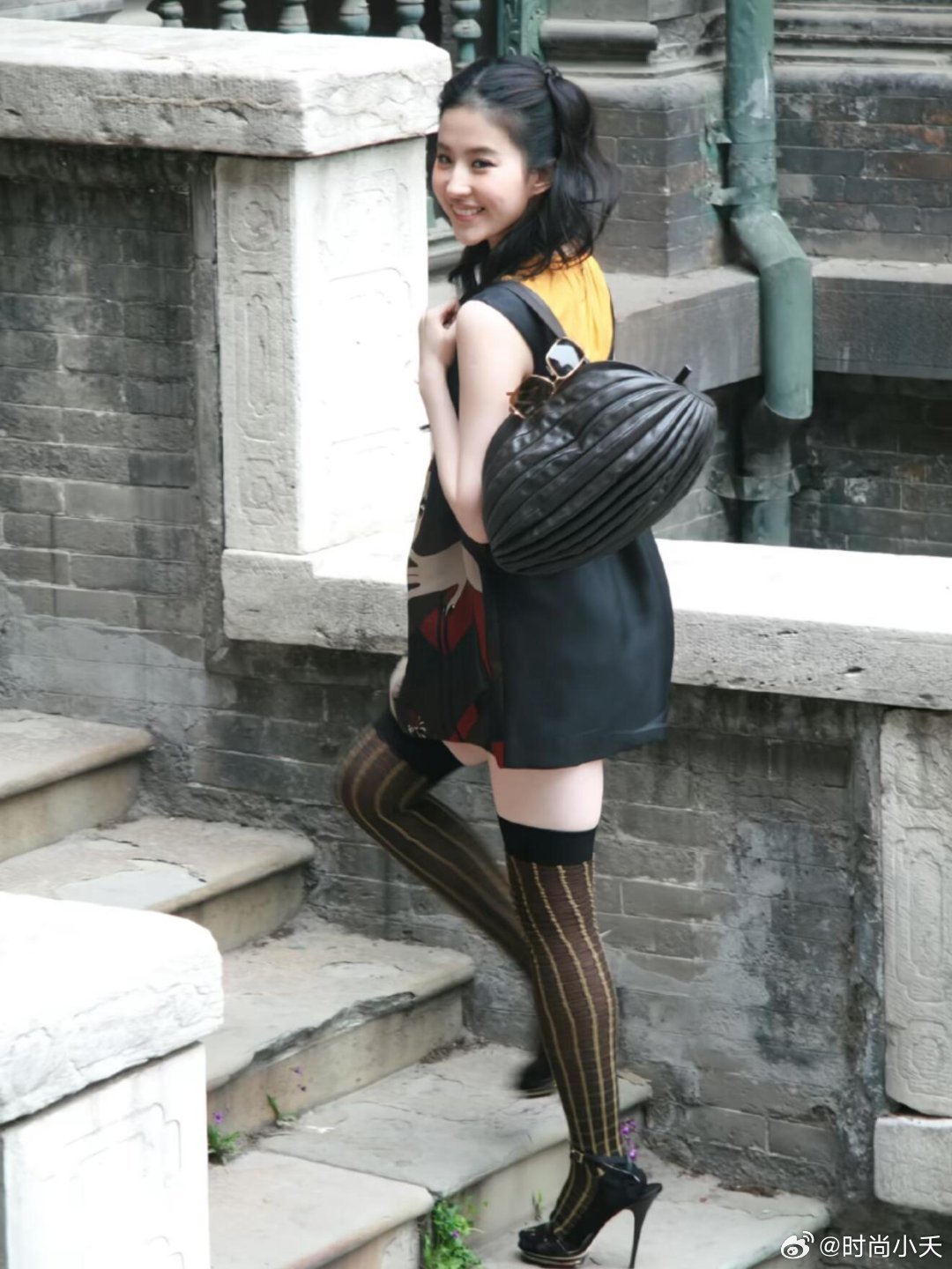 刘亦菲这个穿搭在那个年代算时髦吗？你看她好开心