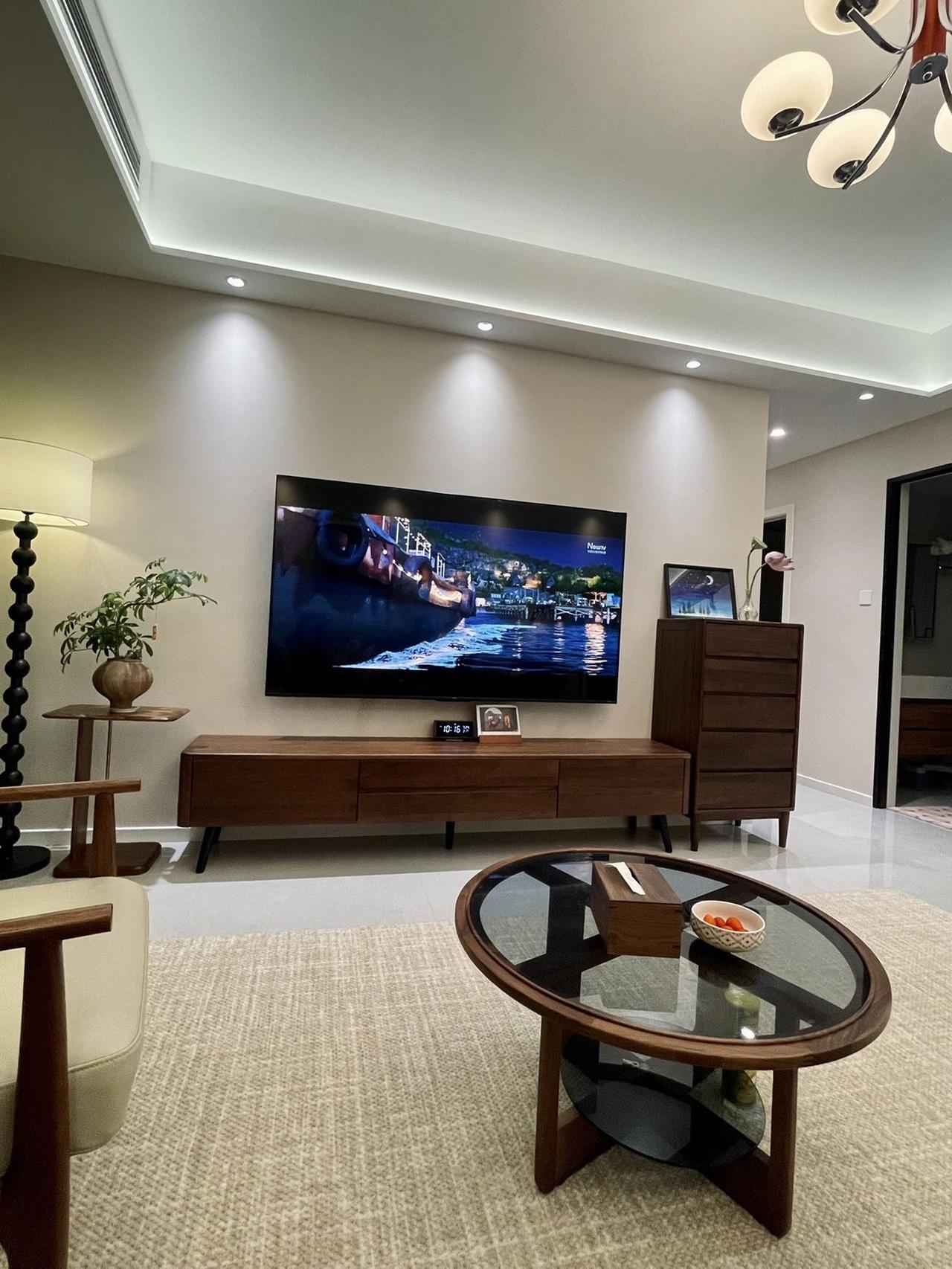 这是我喜欢的幸福小家！
这是一处现代风格的居室，空间通透明亮。餐厅区域的深木色餐