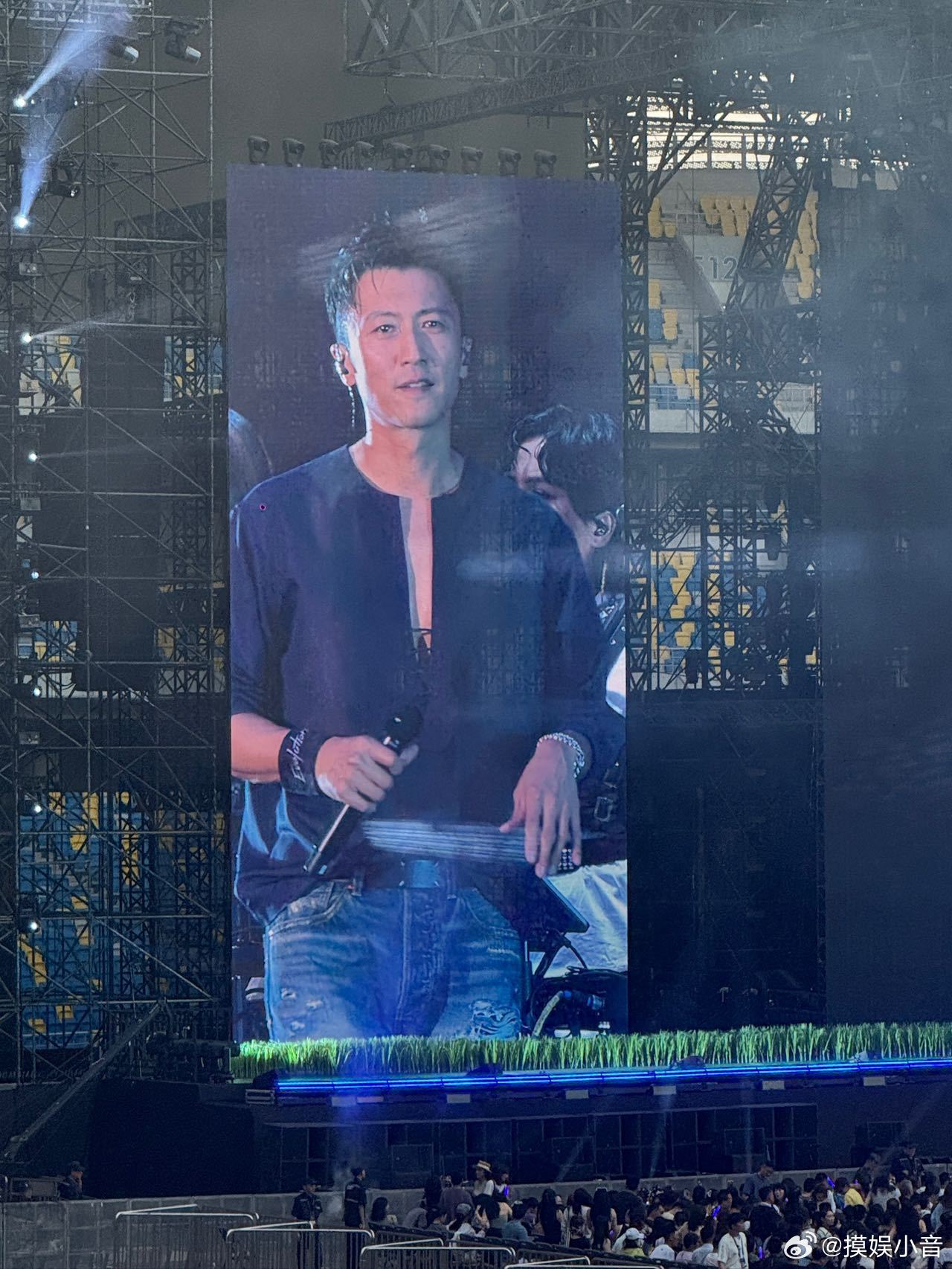 谢霆锋深V开到腰了谢霆锋演唱会纳入西安必吃榜 谢霆锋西安演唱会深V造型再返场，大