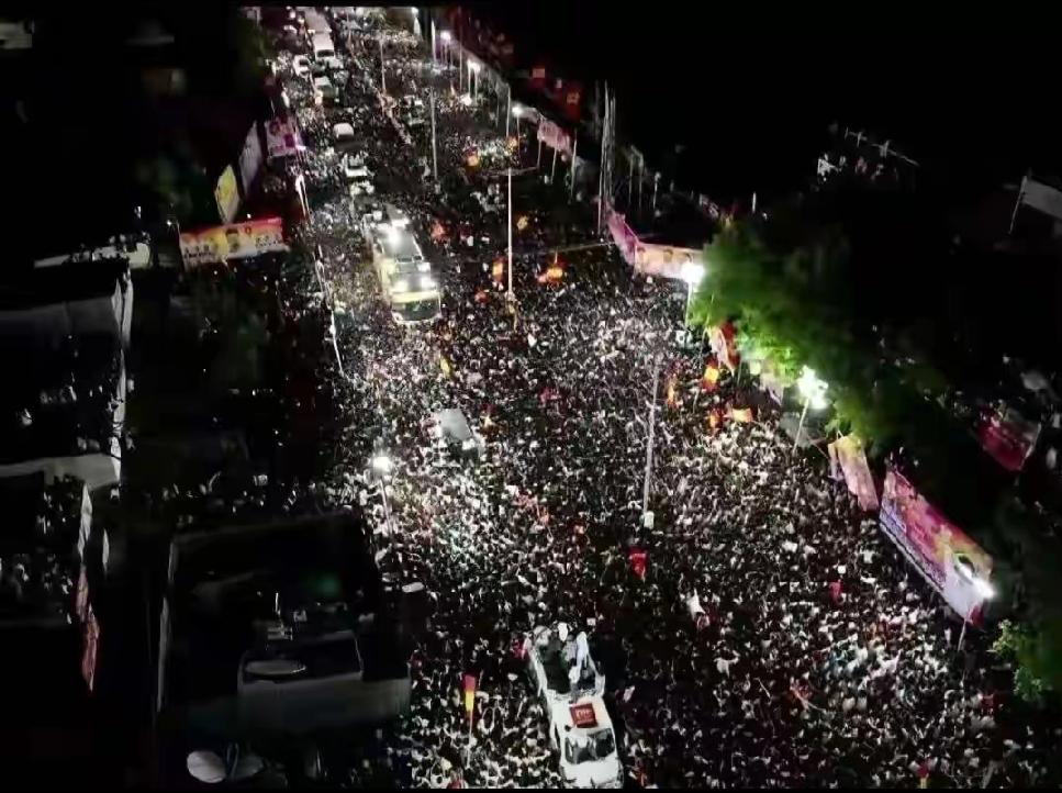 图片是密密麻麻的人，印度突发状况，出现严重踩踏事故，截止目前已经有39人被踩死，