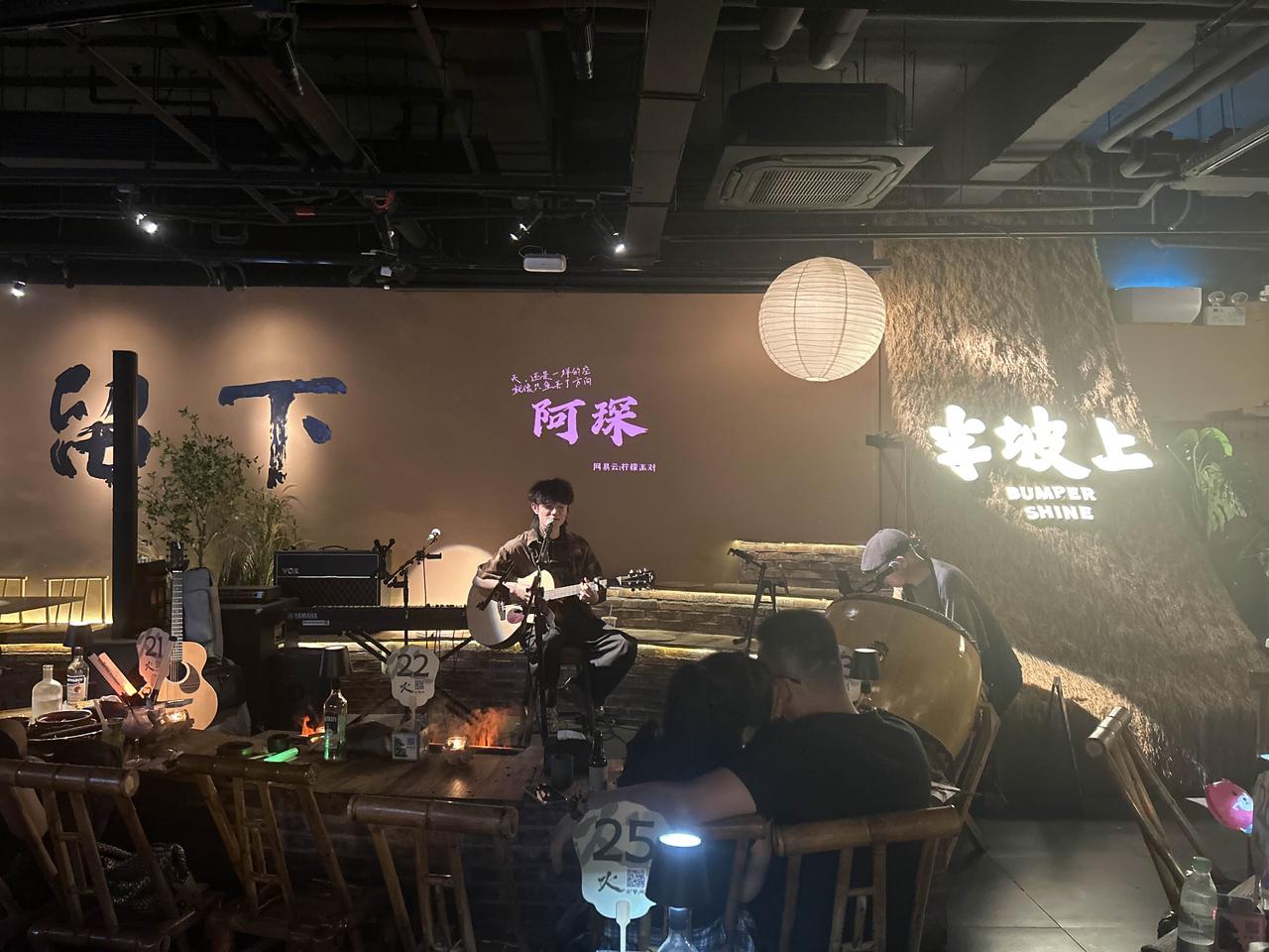今晚，喝了几杯。在杭州的一间酒吧。