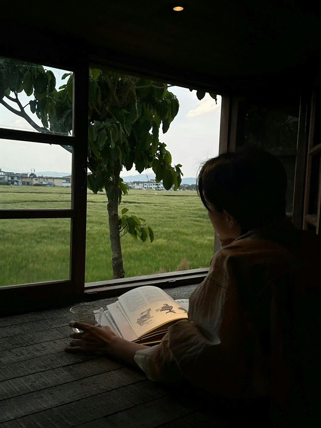 人与人之间，淡淡的，喜悦的，未语先笑，珍惜而寂静，这样就好。——庆山《清冽的内在
