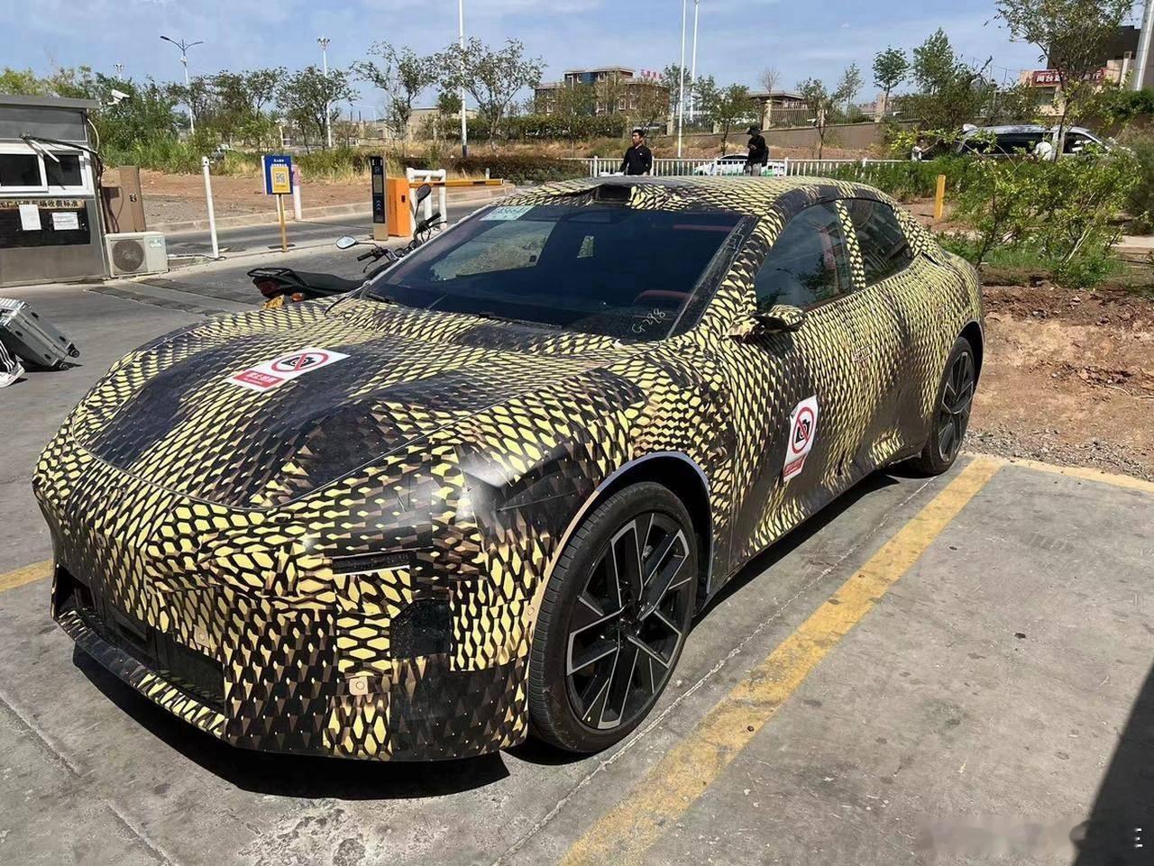 阿维塔 06 不仅外观会延续 12 的风格，内饰伪装图大概看了下也是相似的味道，