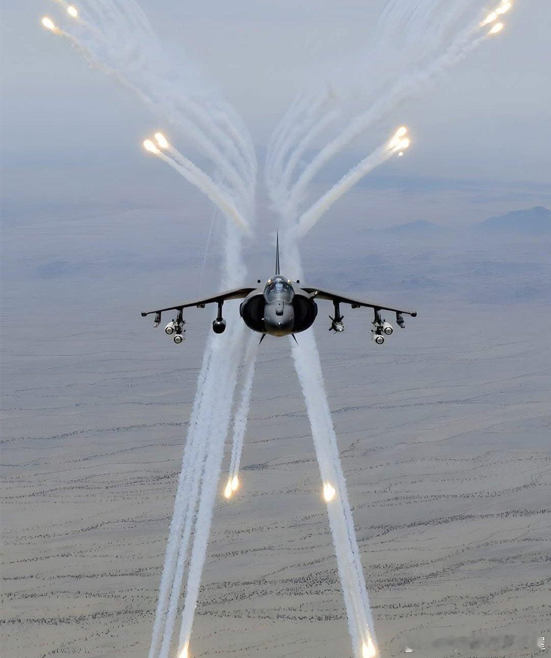 海鹞战斗机发射热焰弹 军事历史全触达