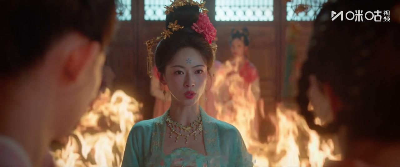 孟廷辉为了替文小妹出头，真把胭脂楼围进了一圈火里。
文小妹受了欺负，她没冲上去硬