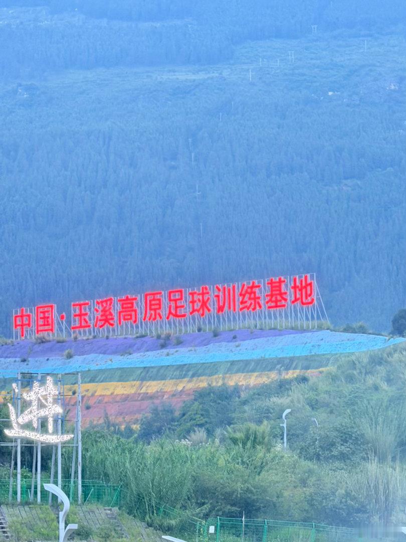 玉昆这场比赛，配得上赛前赛后的烟火，继足协杯淘汰蓉城后，联赛再赢一次。中场绞杀、