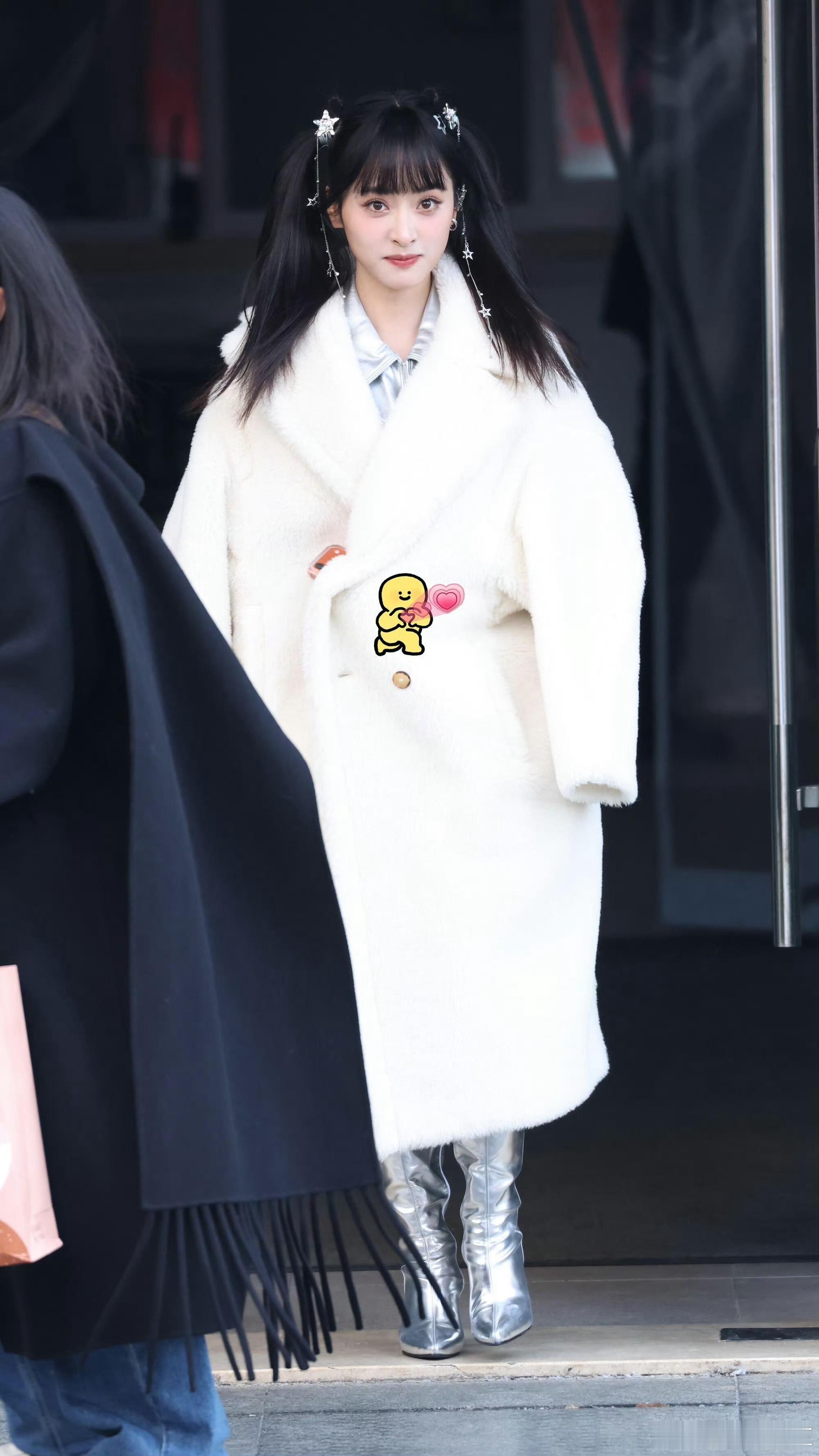 沈月小年夜上班路透沈月湖南卫视小年夜上班路透沈月小年夜上班路透，好萌的双马尾造型