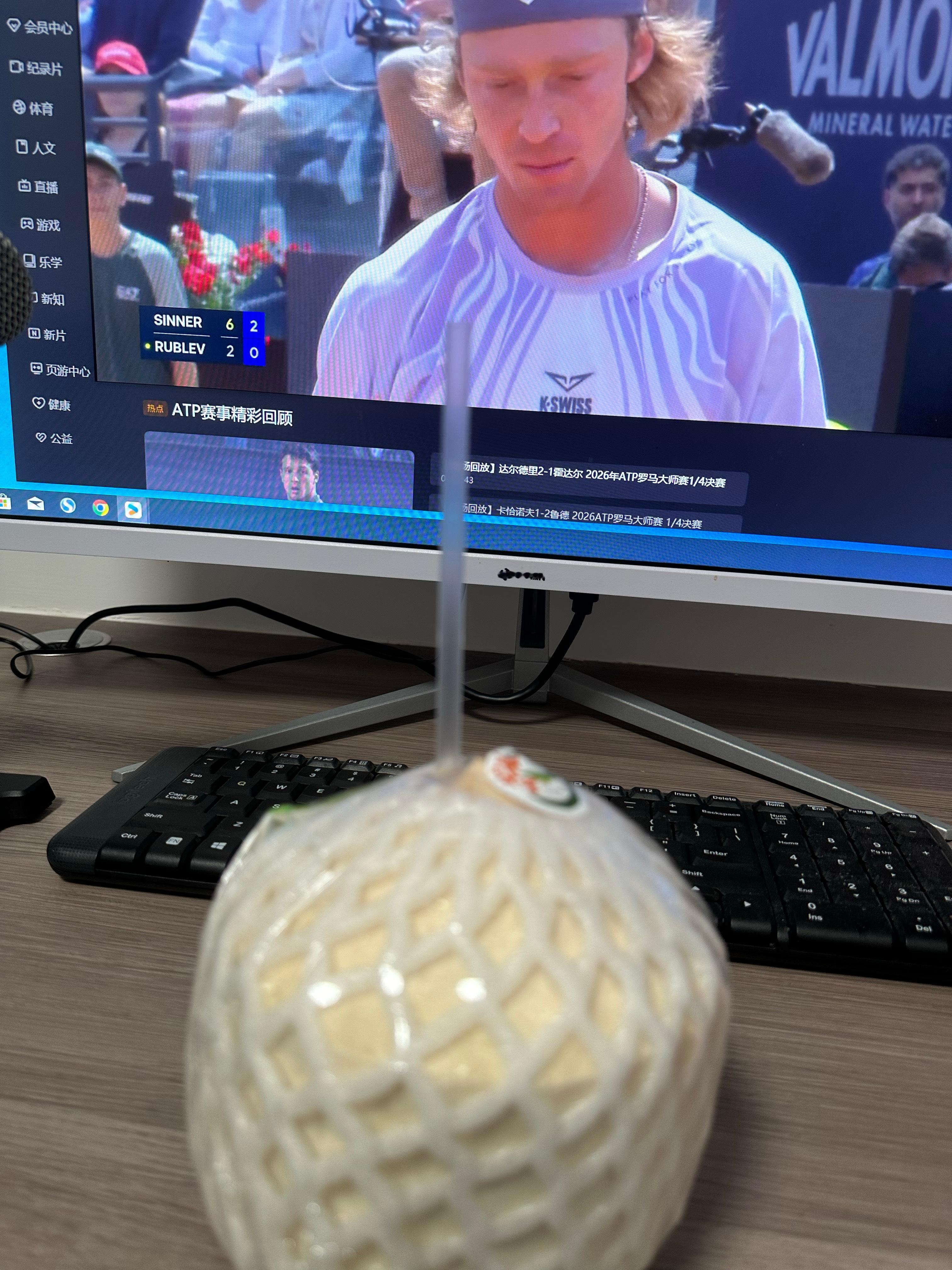 喝椰子🥥每晚买个椰子回来看球真的yyds，就是比赛太过一边倒 