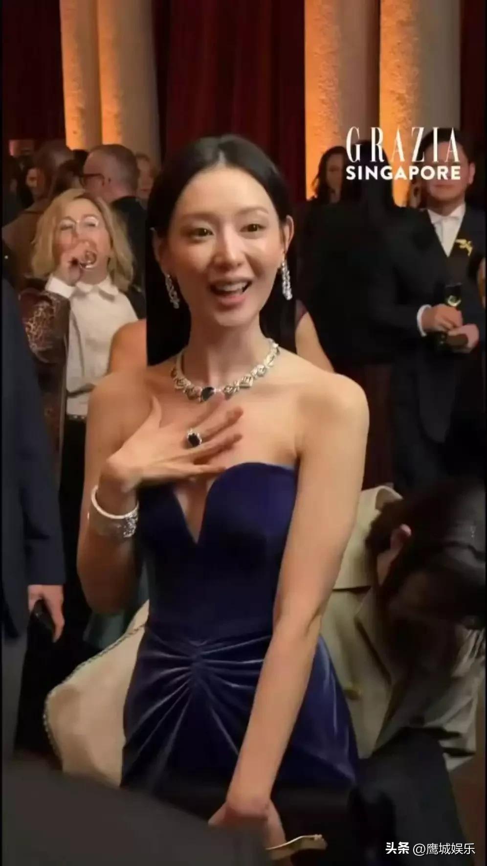 金智媛宝蓝丝绒裙造型登热搜，教科书级优雅穿搭解析！近日，演员金智媛以一袭宝蓝色抹