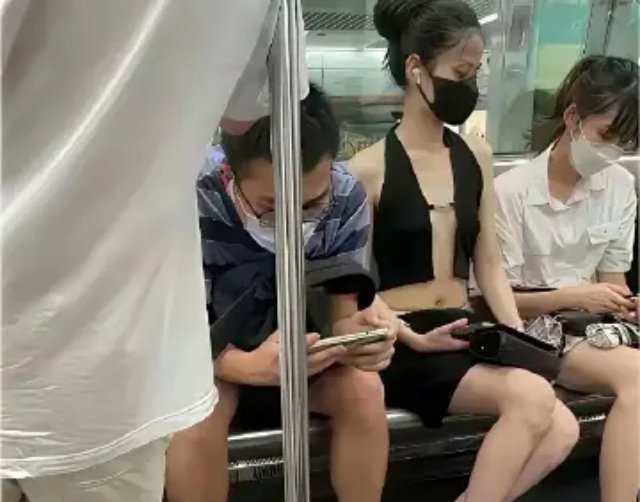 妹妹出门能这么穿吗！这穿的晶晶亮透心凉呀！照顾到男士们的感受吗！也太随便了吧！ 