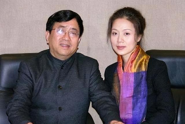 1992年5月，56岁的余秋雨在婚礼现场说出“暂时不要孩子，先养大前妻女儿”时，