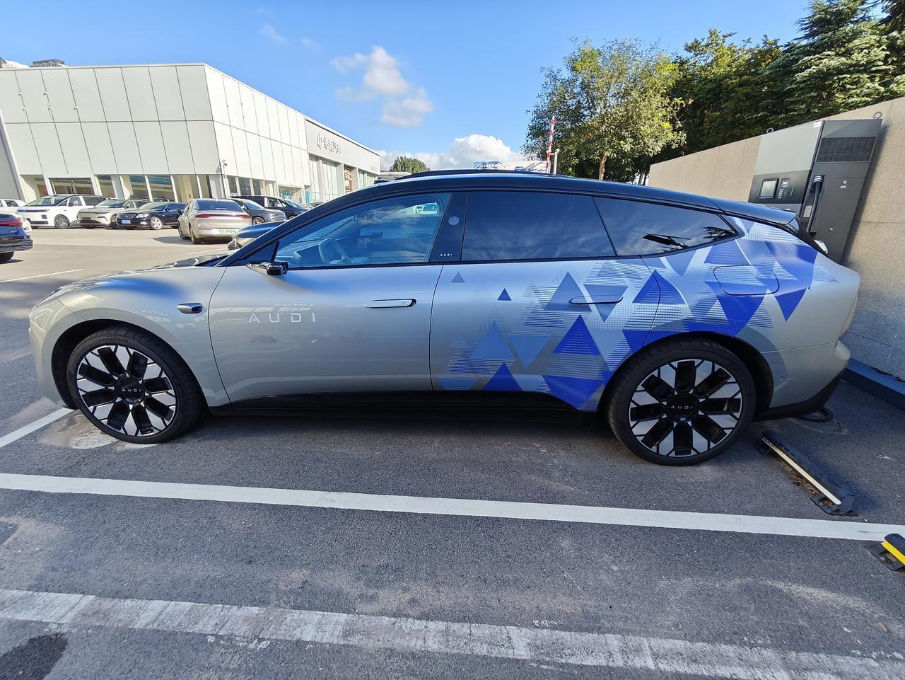 家庭用车，空间很重要，毕竟经常要带家人出行，老人孩子的乘坐感受不能忽视。
前排调