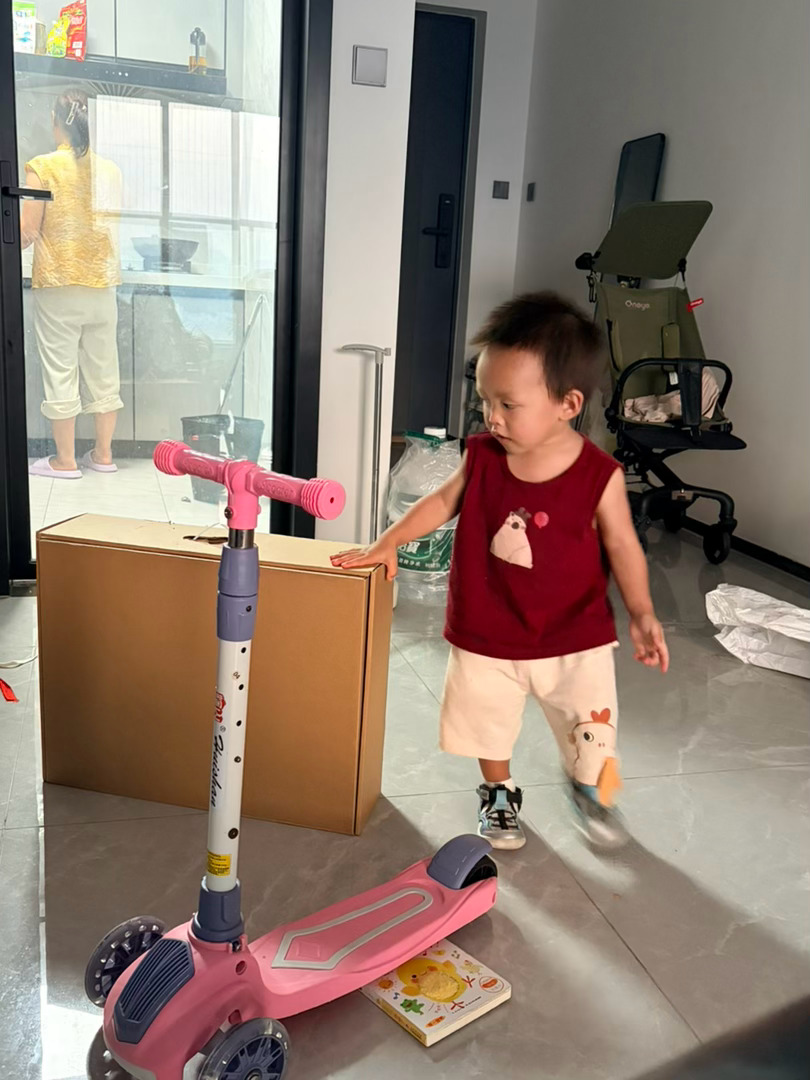 下午六点多就上楼来煮饭，老妈在厨房做菜，这娃就开始翻家，还把宝爸的电脑都给搬出来