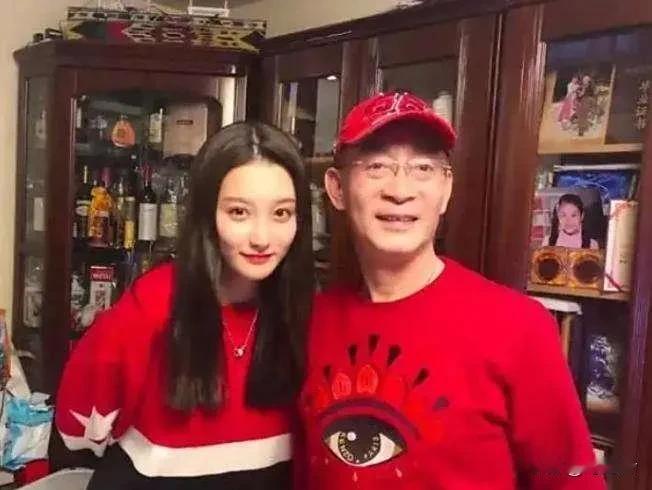 六小龄童为34岁女儿婚事发愁，女儿颜值曝光，才发现为啥没人敢追六小龄童
