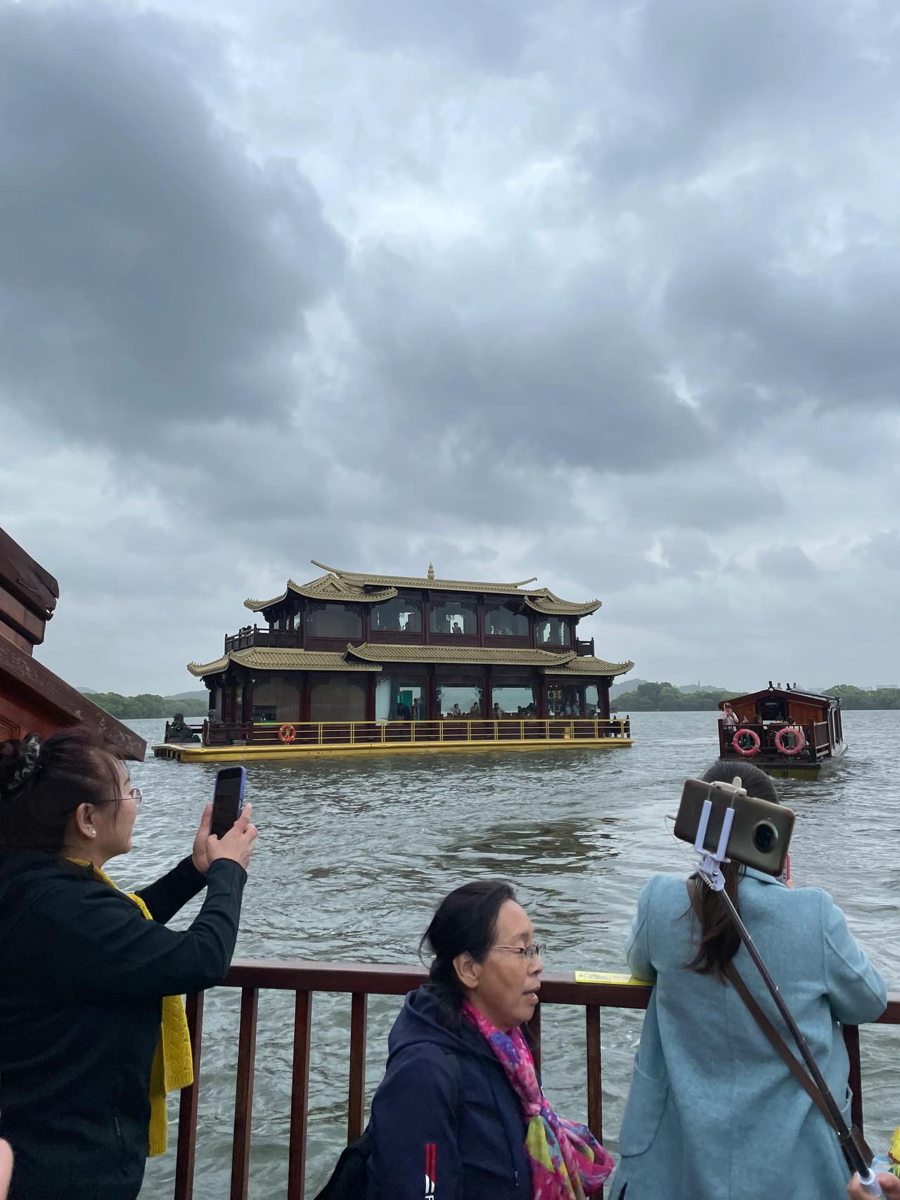 #一人一句中秋节祝福#祝大家中秋节快乐，可能你的生活现在不如意，但要相信自己会慢