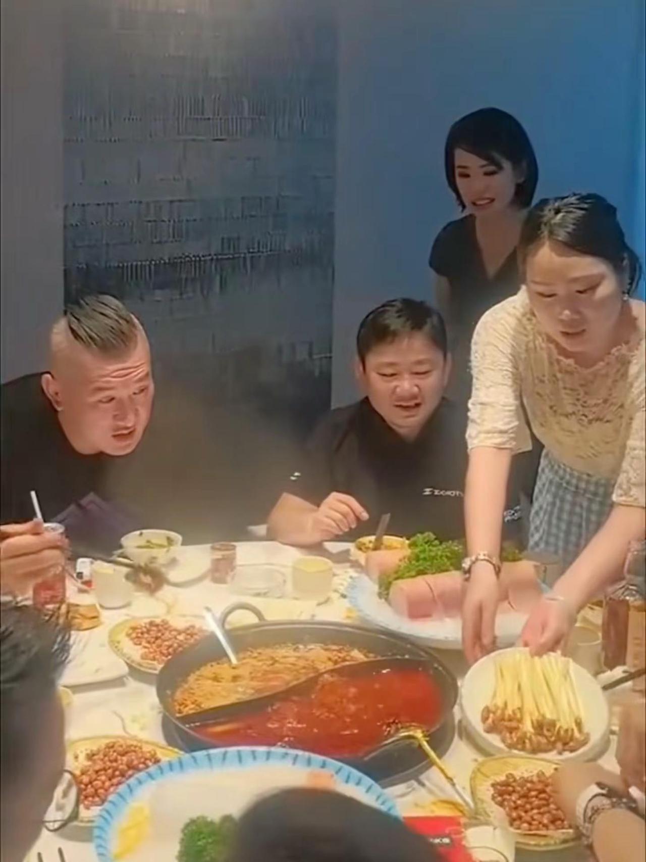 现场实拍！张总一行人来吃火锅，老板娘亲自忙前忙后超热情。合影环节老板娘满脸欢喜，