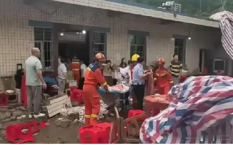 我认为，盲目跟风办升学宴就不应该。
事主本来就家庭经济条件艰苦，还是低保户，应该