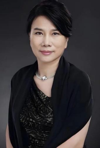 董明珠说：“就得让有钱人多交点税。你看我年薪500万，扣掉45%的税，手里还能剩