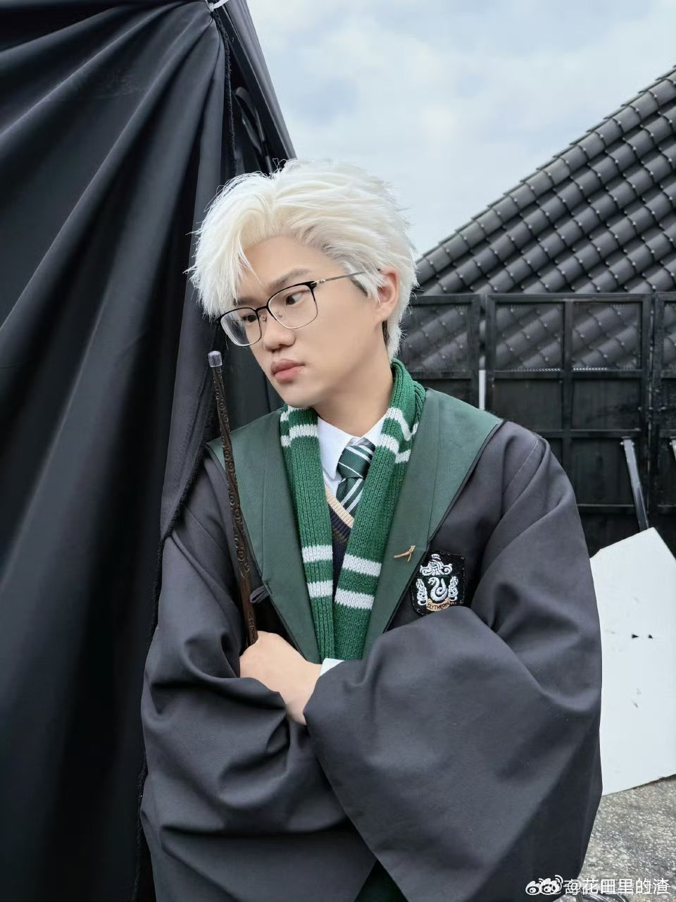 李飞白发造型白发李飞刷新颜值上限，帅气与贵气并存，不说话时氛围感拉满，轻松占据颜