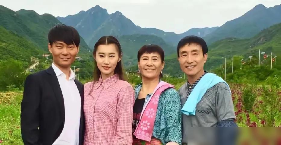 网友都在惊叹巩汉林儿媳的“仙女颜值”，我却只看到了一场极其精明的职业转型。
一