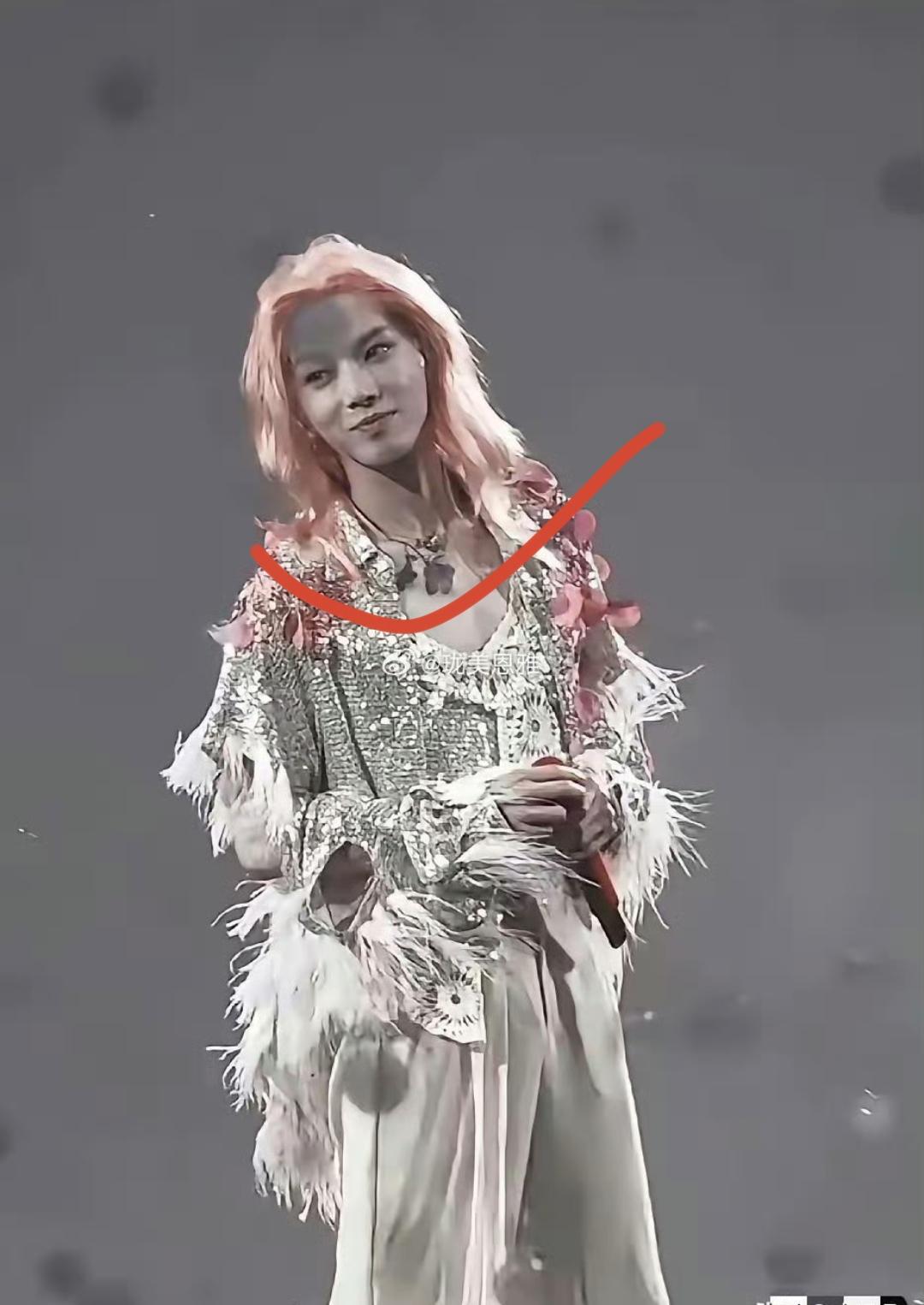 就这穿衣打扮完全看不出一点男子汉气概!
真不知道张碧晨咋想的，竟然还偷偷摸摸的给