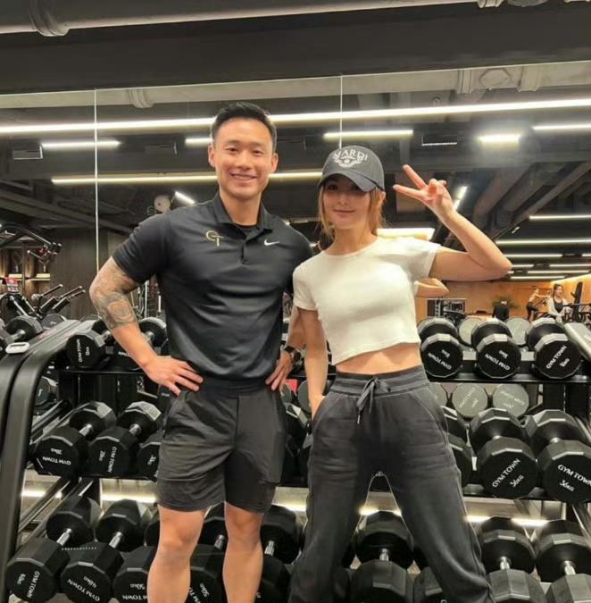 蔡卓妍又谈恋爱不意外，

谈姐弟恋也不意外，

有点意外的是，

她居然谈的是健