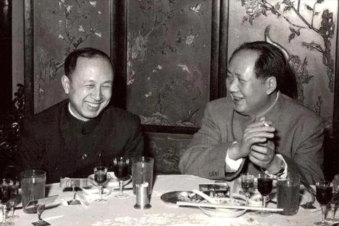 1964年，毛主席在他的寿宴上，给钱学森递了一支烟，钱学森正准备伸手去接，谁知主